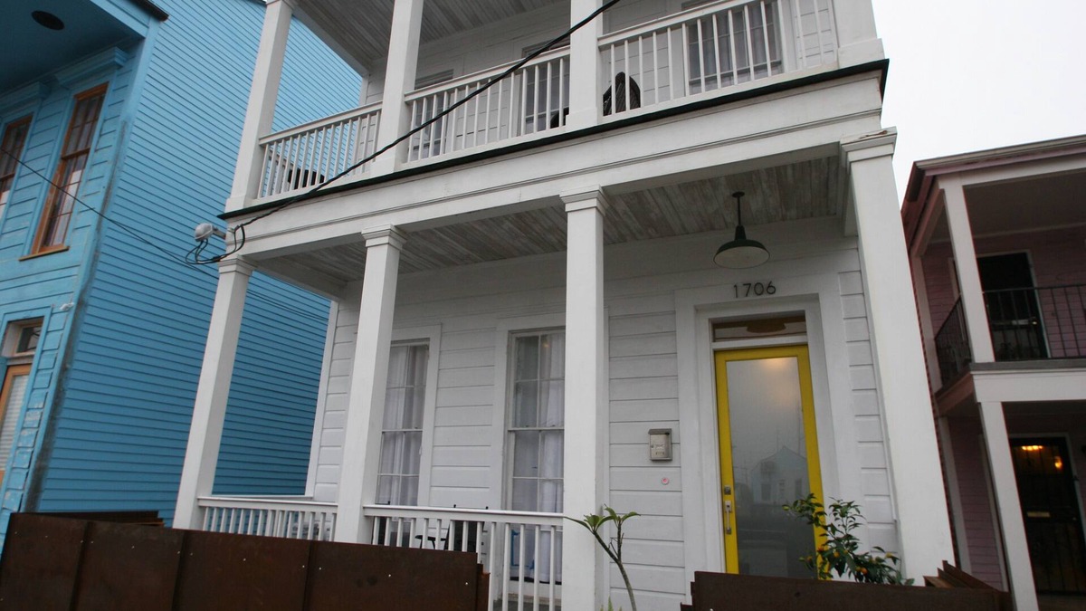 Faubourg Lafayette House | Elegant home steps from St. Charles Ave, parades, and downtown attractions.