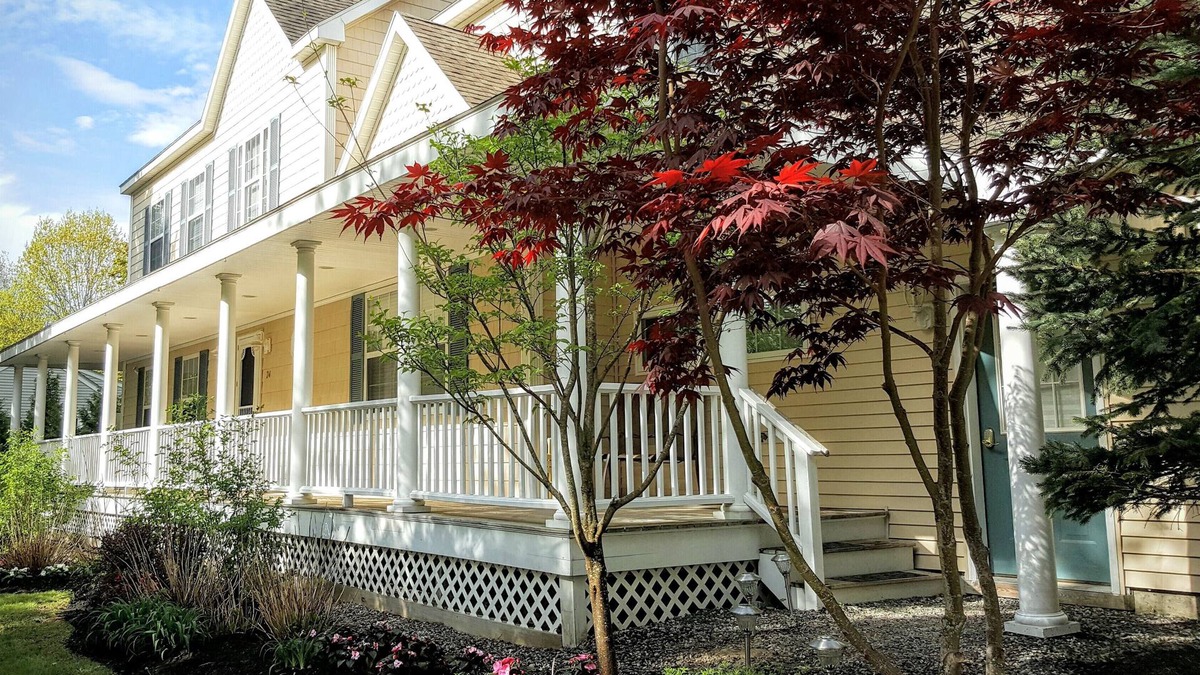Ogunquit House | Elegant, huge Ogunquit home- sleeps 12, 5 min walk to Perkins Cove & downtown!