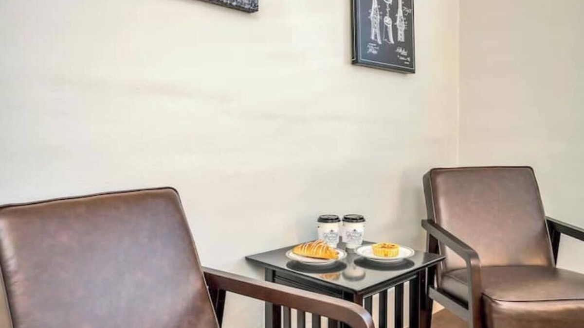 Calistoga Hotel | Elegant King Room, Walk to Best Wineries in Napa Valley