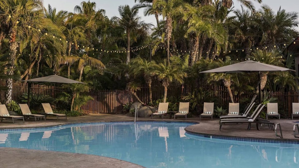 Crown Point Hotel | Elegant King Room with Bay Views at Catamaran Resort