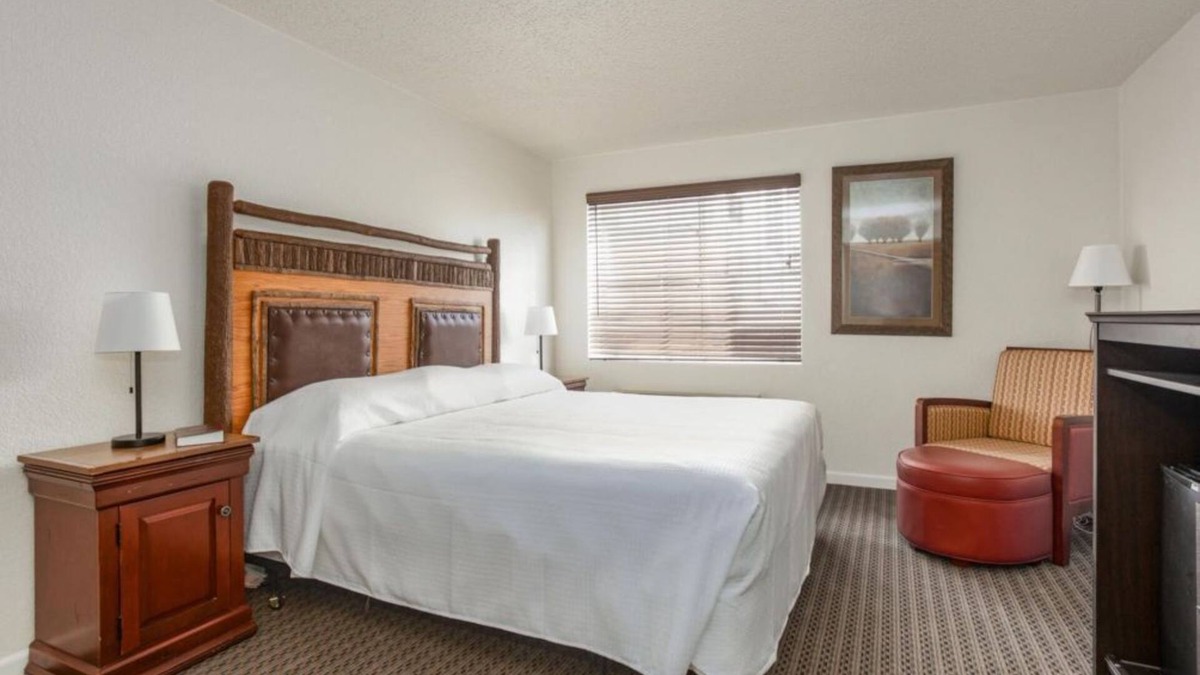 Branson Theater District Apartment | Elegant King Studio at Oak Ridge Branson w Pool