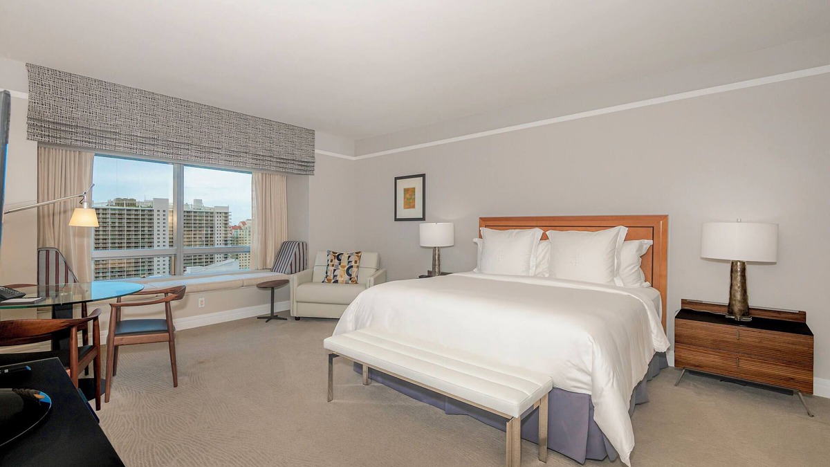 Brickell Apartment | Elegant King Studio Suite + Kitchenette