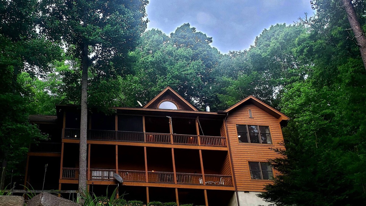 Tuckasegee Cottage | Elegant Lake Front Home with Breathtaking Views in the Heart of Appalachia.