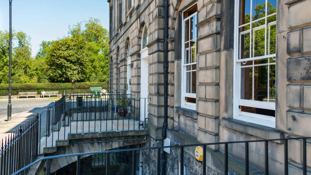 New Town Apartment | Elegant Large One Bedroom Raised Ground Floor Flat with Secure Entry and WiFi