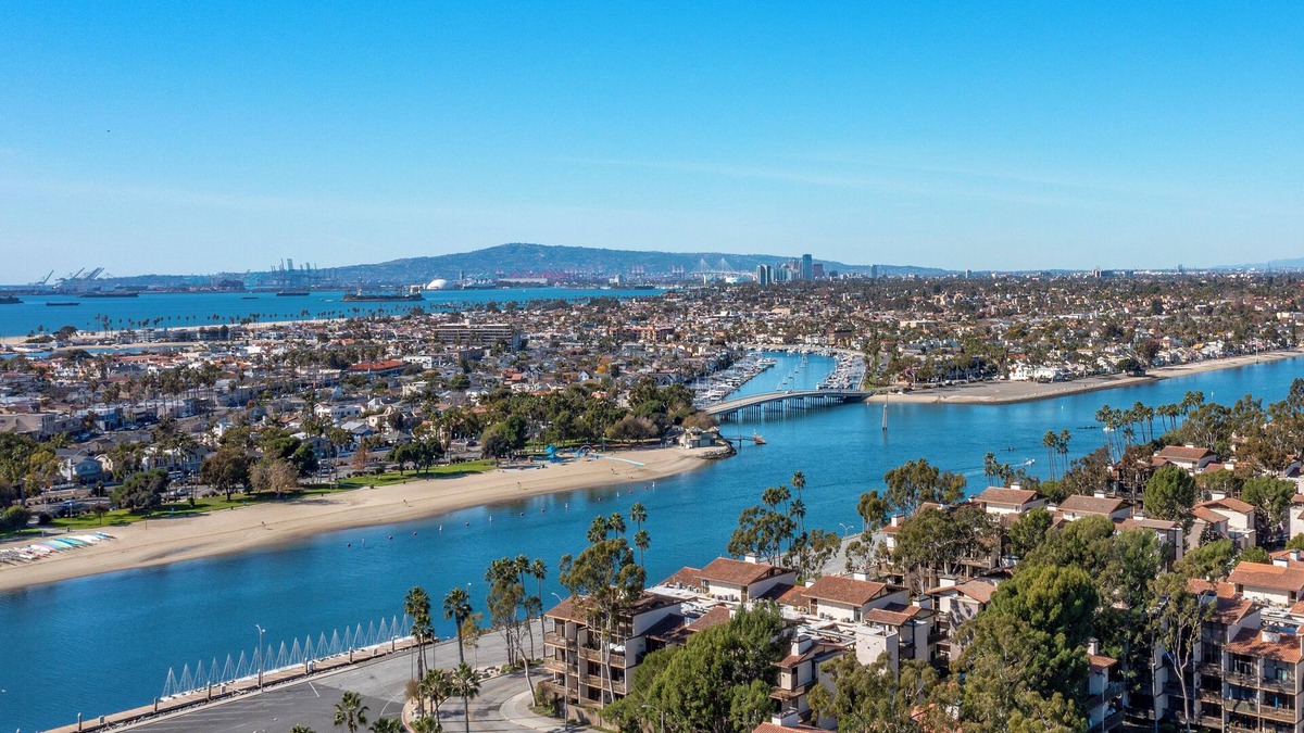 Harbor Condo | Elegant Long Beach Condo - Marina View - Gated - Parking - Pool Access