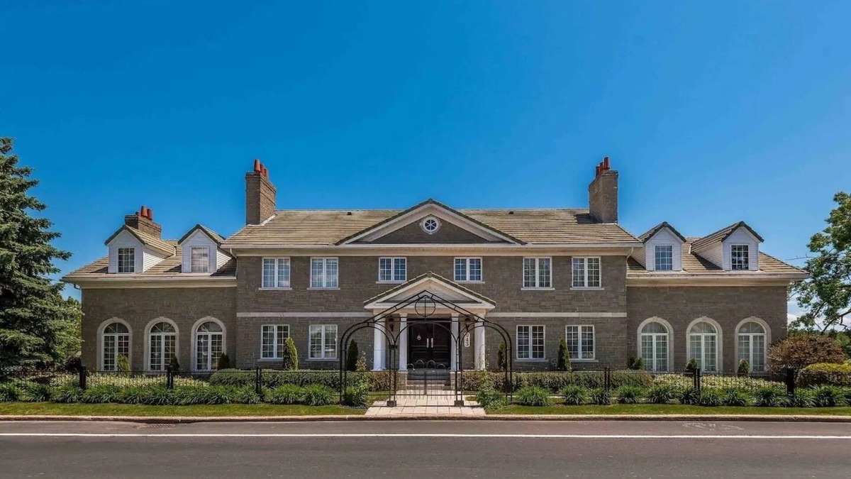 Beloeil House | Elegant Manoir with Jacuzzi, Private Dock & Stunning Mont-Saint-Hilaire View