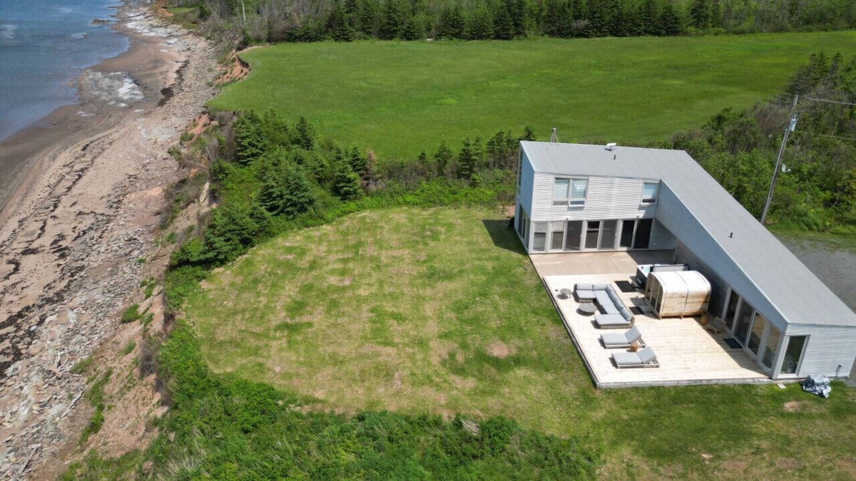 Lismore Apartment | Elegant Oceanfront Escape - hot Tub & Sauna - Private