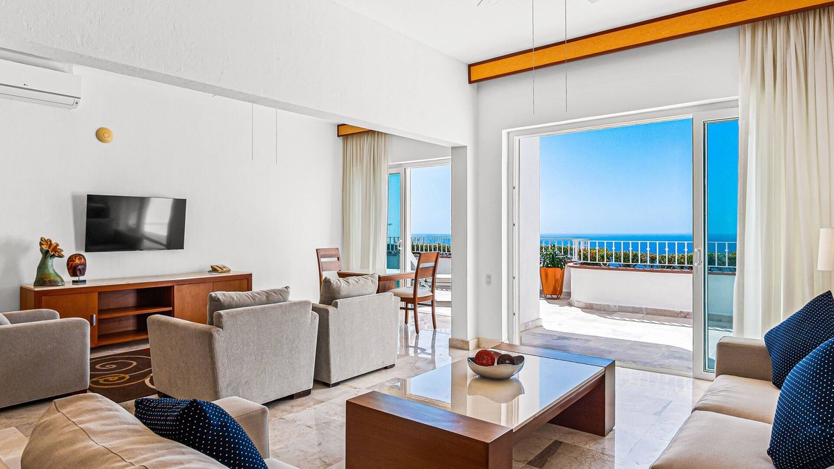 Conchas Chinas House | Elegant oceanview suite with heated pool, private hot tub & terrace dining