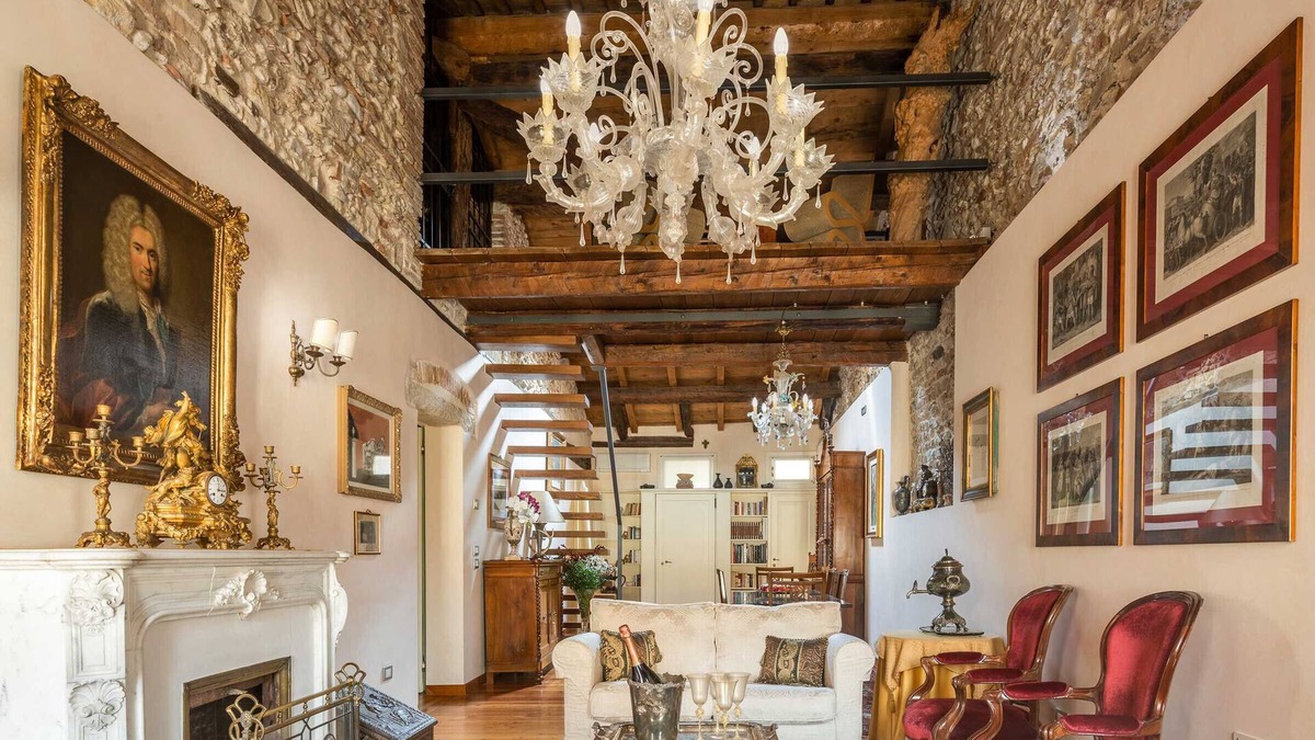 Asolo Apartment | Elegant Penthouse with a View of the Historic Center of Asolo