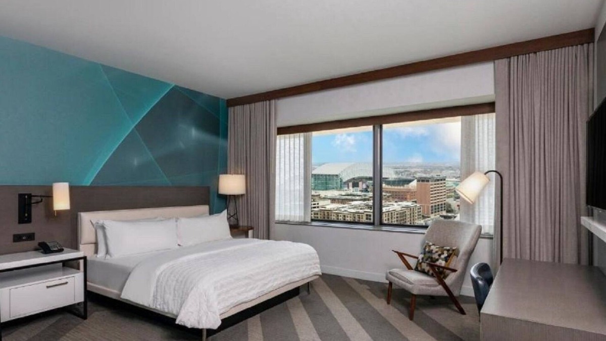 Downtown Houston Hotel | Elegant Pet Friendly Suite Near George R Brown Ctr