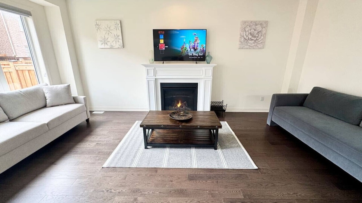 Brampton House | Elegant Retreat near Toronto Airport & Downtown