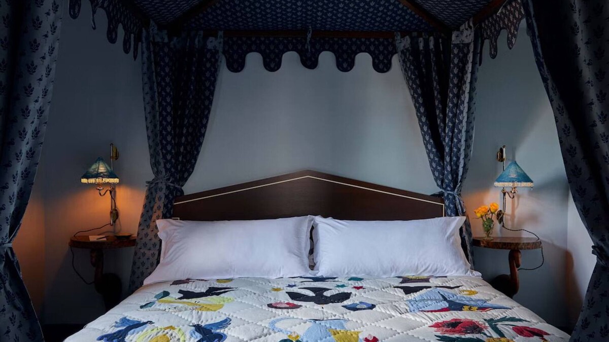 Mount Vernon House | Elegant Room Ideal for Art Enthusiasts w/Vintage Decor in Mt. Vernon, Pets Free