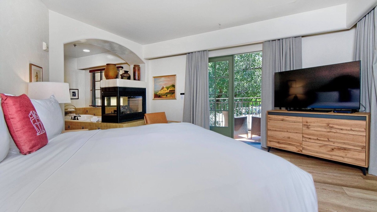 Los Gatos Hotel | Elegant Room with Free Parking, Balcony & Outdoor Pool Near Santa Cruz