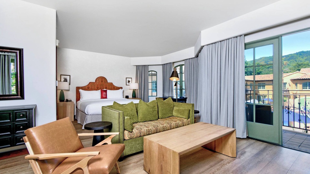 Los Gatos Hotel | Elegant Room with Outdoor Pool, Balcony & Free Parkin in Downtown