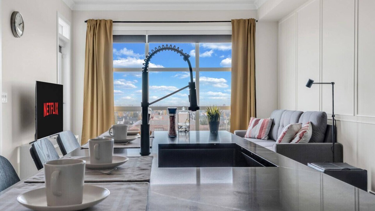 Lincoln Park Apartment | Elegant Space in Currie