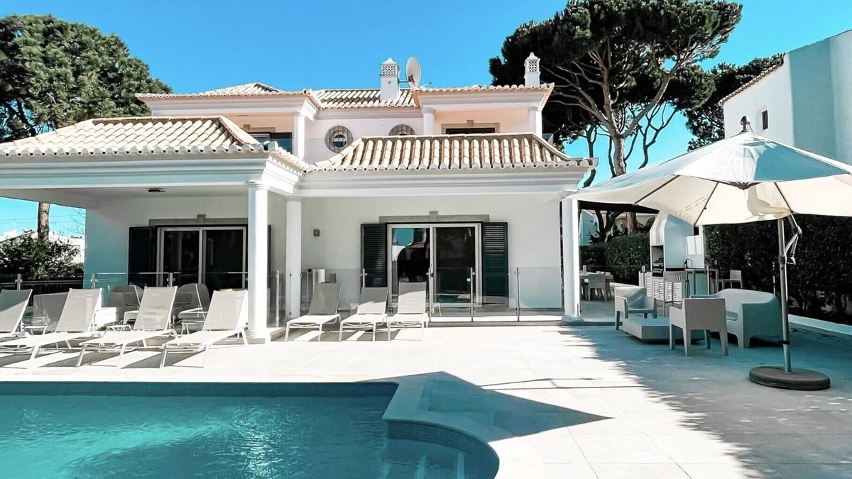 Quarteira Villa | Elegant spacious house in Vilamoura with private heated pool and family BBQ area