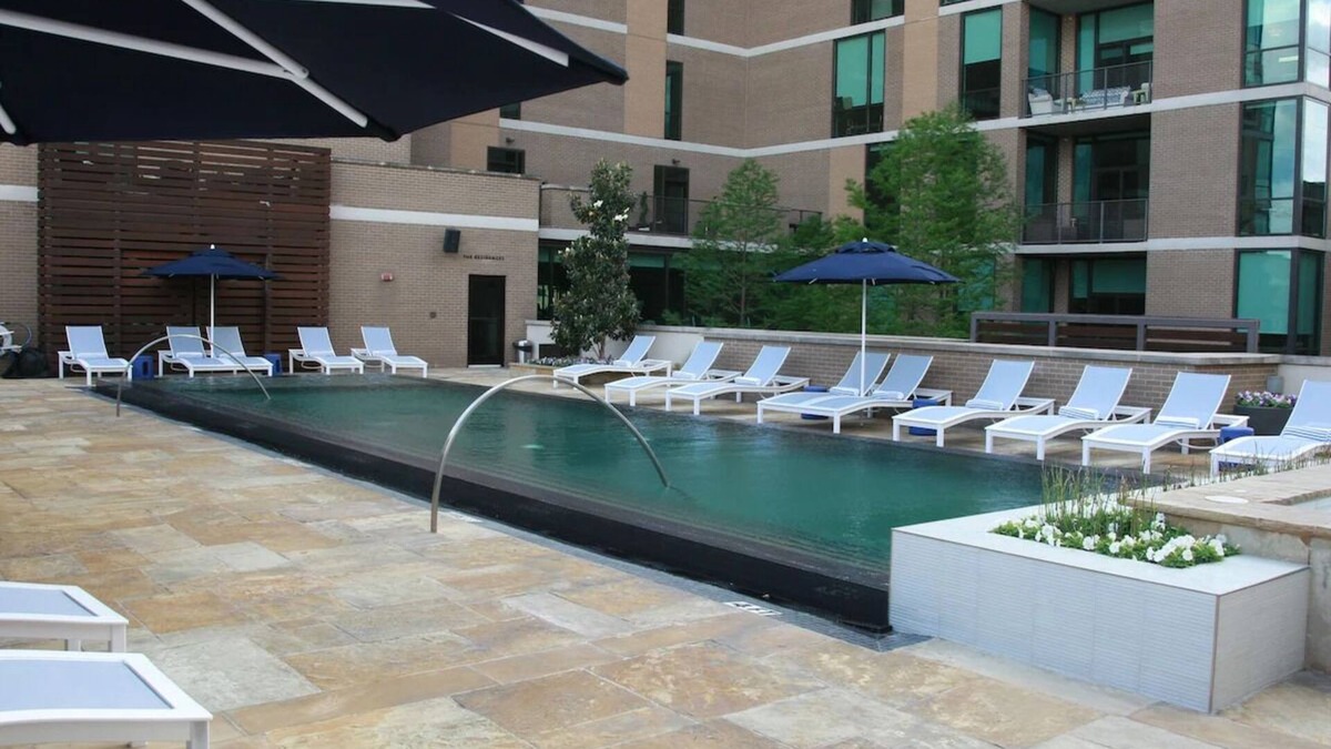 Glencoe Hotel | Elegant Stay in 3 Family-Friendly Rooms w/Outdoor Pool Near Moody Coliseum