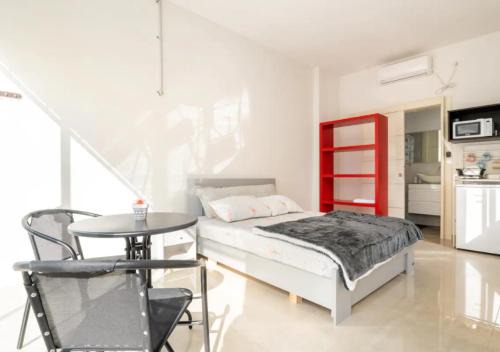 Atlit Apartment | Elegant Studio in New Atlit with Garden & BBQ, 3 Min to Beach, Free Netflix