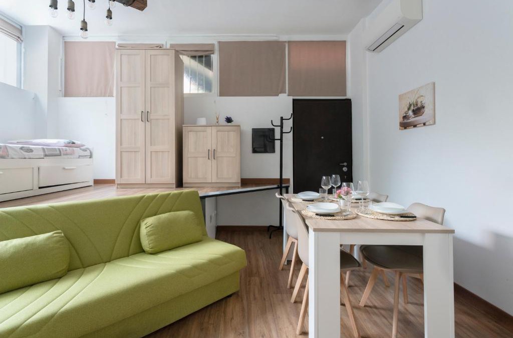 Affori Apartment | Elegant Sweet Home Suite - Milan, 15 minute Duomo