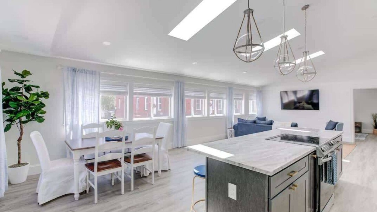 Historic Hill Condo | Elegant Thames St. Loft w/View of Town and Harbor