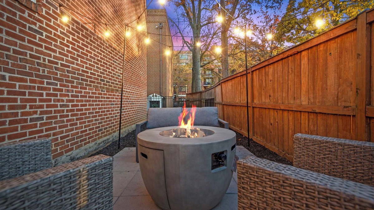 Virginia Square House | Elegant Townhome ★ Heart of Arlington ★ Kid & Pet-Friendly