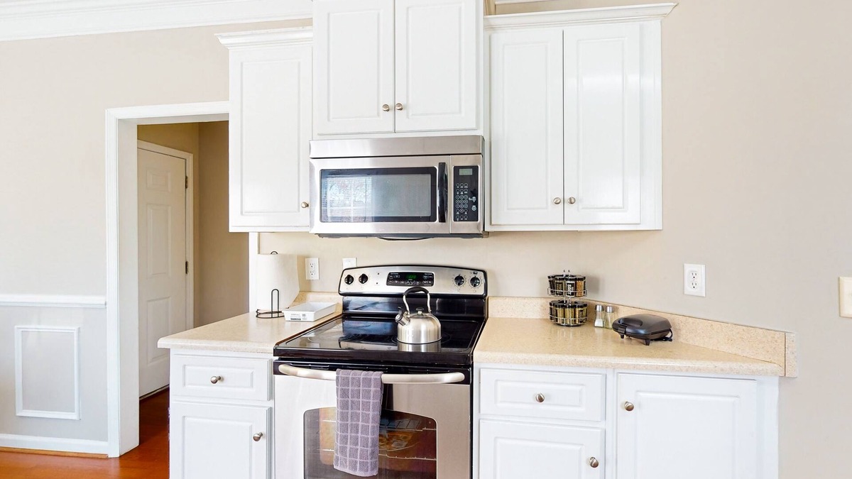 Gracewood House | Elegant townhome with fenced yard, community pool, & W/D - near golf