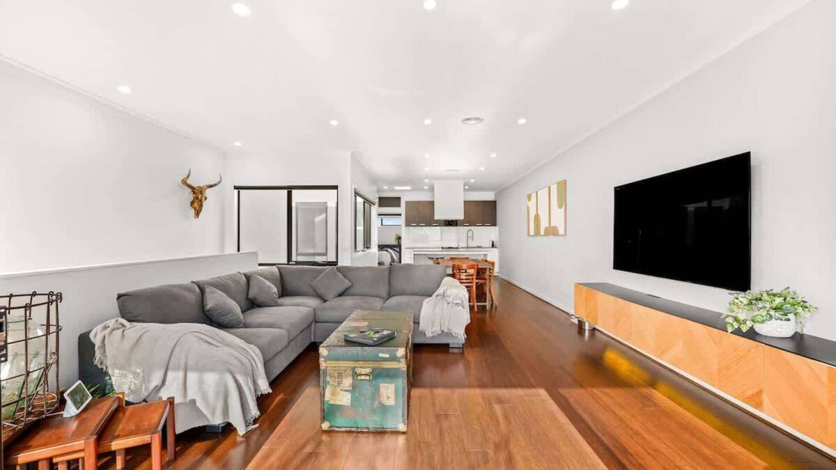 Coburg North House | Elegant Townhouse in Coburg North with parking