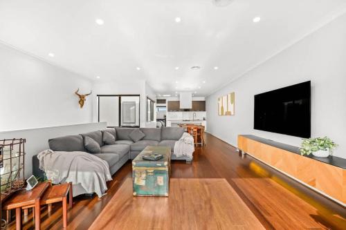 Coburg North House | Elegant Townhouse in Coburg North with parking