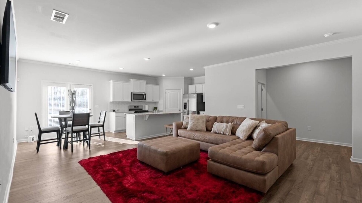 Buford House | Elegant Townhouse Retreat Near Mall Of Georgia