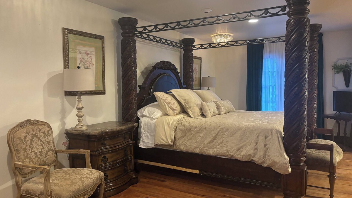 Excelsior Springs Bed & Breakfast | Elegant two room loft in historic downtown Excelsior Springs.