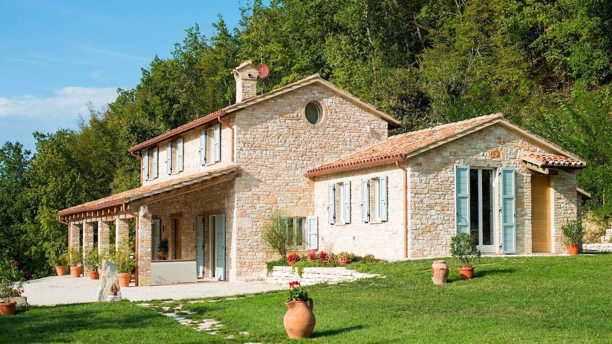 Acqualagna Villa | Elegant Villa with Garden