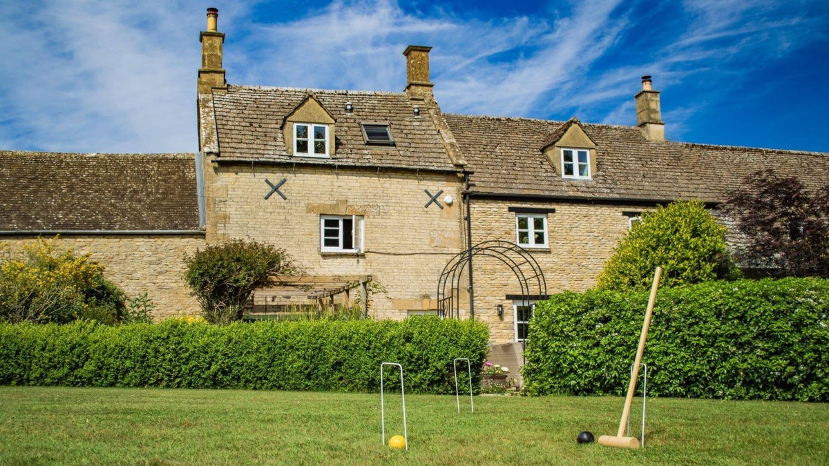 Burford Cottage | Elegantly furnished holiday home in the Cotswolds with a hot tub - Stonelands