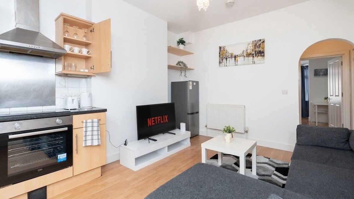 Portswood Apartment | Elena Apartment 2 bedroom apartment with free parking