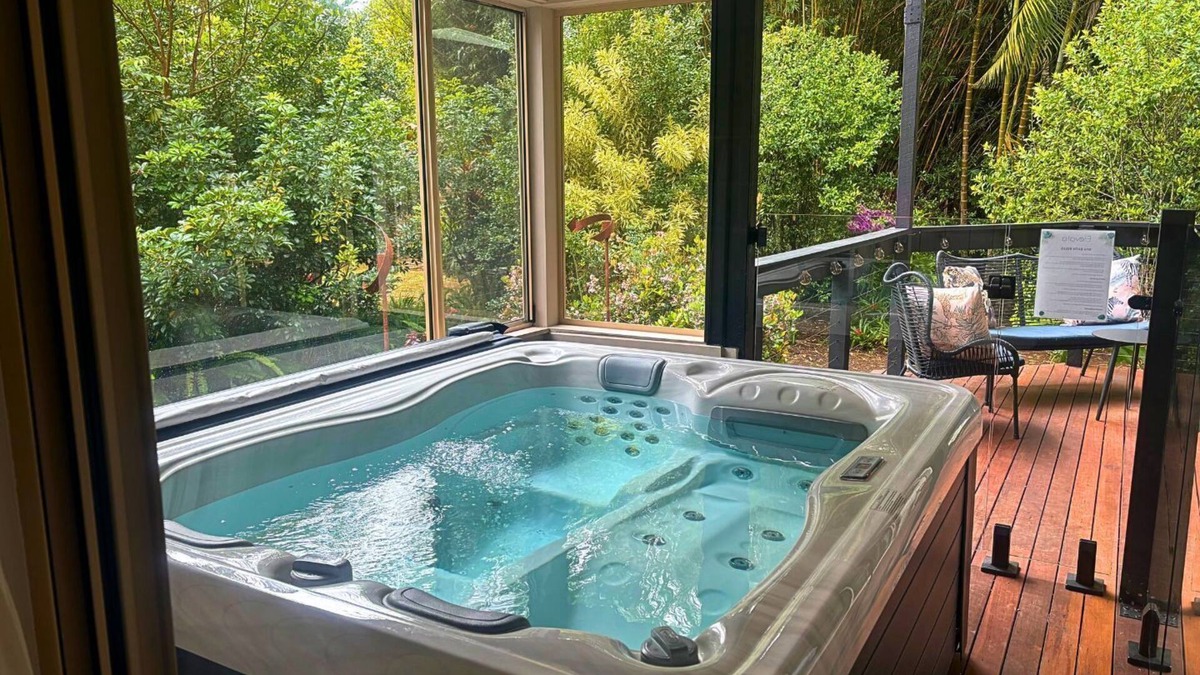 Montville House | Elevata Villa - Magnesium Spa Jacuzzi - Wood Fire - Claw Bath - Pet Friendly