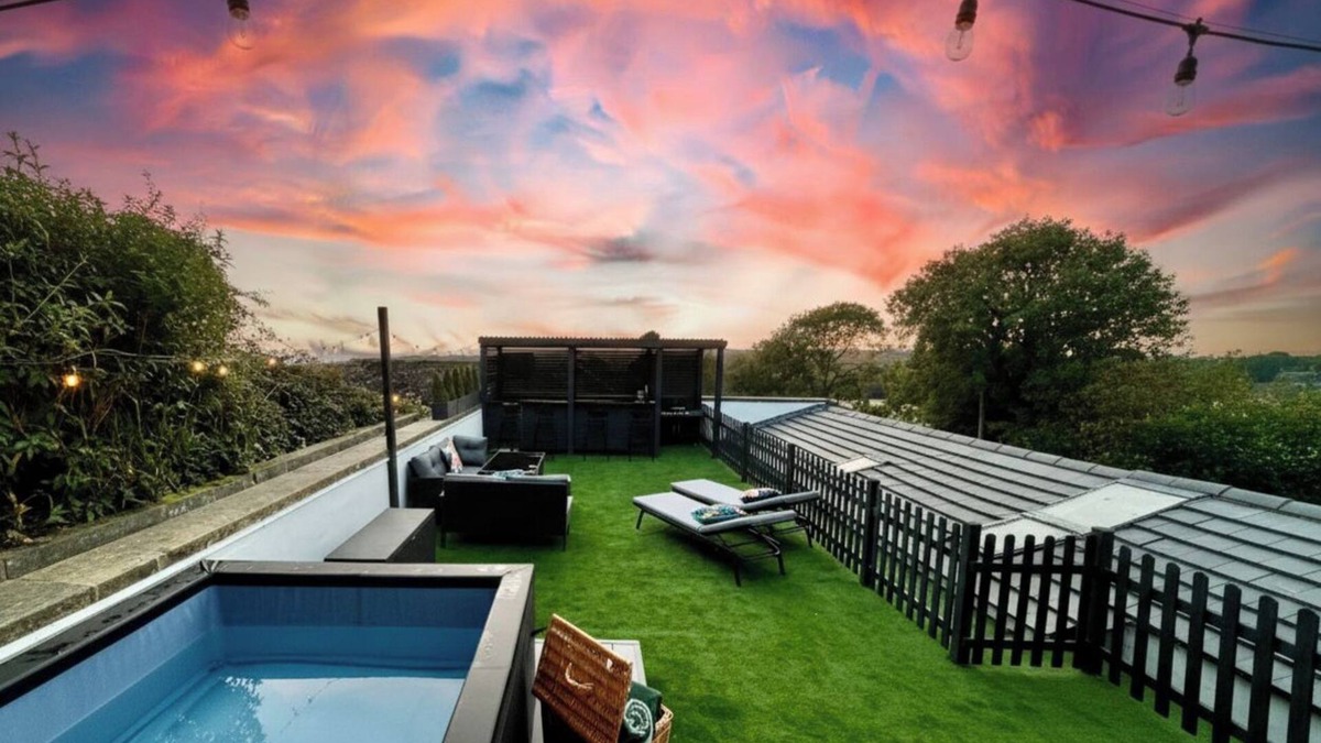 Hythe House | ELEVATED ESCAPE - 3 bedroom house with rooftop terrace,sauna,hot tub&cinema room