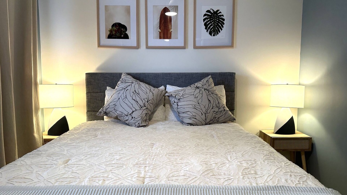McCully - Moiliili Apartment | Elevated Honolulu Sanctuary Renovated w/Aircon