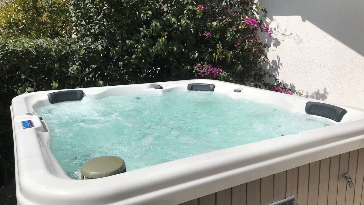 Loutraki Apartment | Elisa Seaside Luxury Suite private hot tub, beach