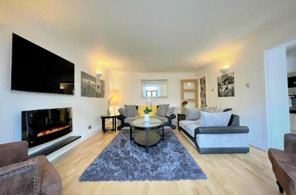 New Town Apartment | Elite 3 Bed New Town Apt with Private Walled Garden