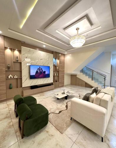 Ofin Apartment | EliteunseenSuites - 5 Bedroom Beautiful Detached House - Private Parking
