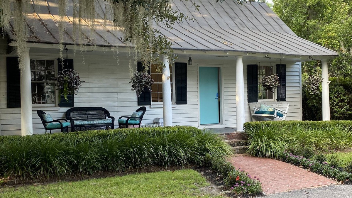 Summerville Historic District Cottage | Elizabeth Arden's former Estate, Coastal Style Cottage in Summerville