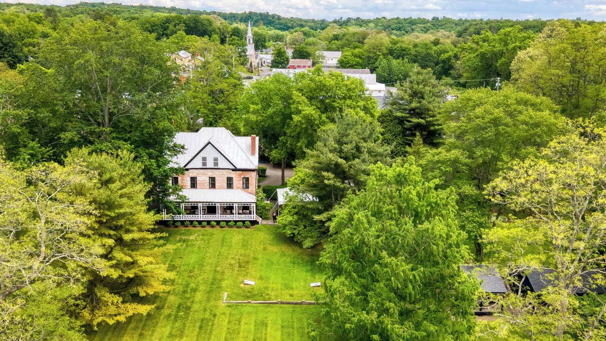 Leeds House | Elizabeth House by AvantStay | Historic Event Manor w/Cabins + Pool | Sleeps 20