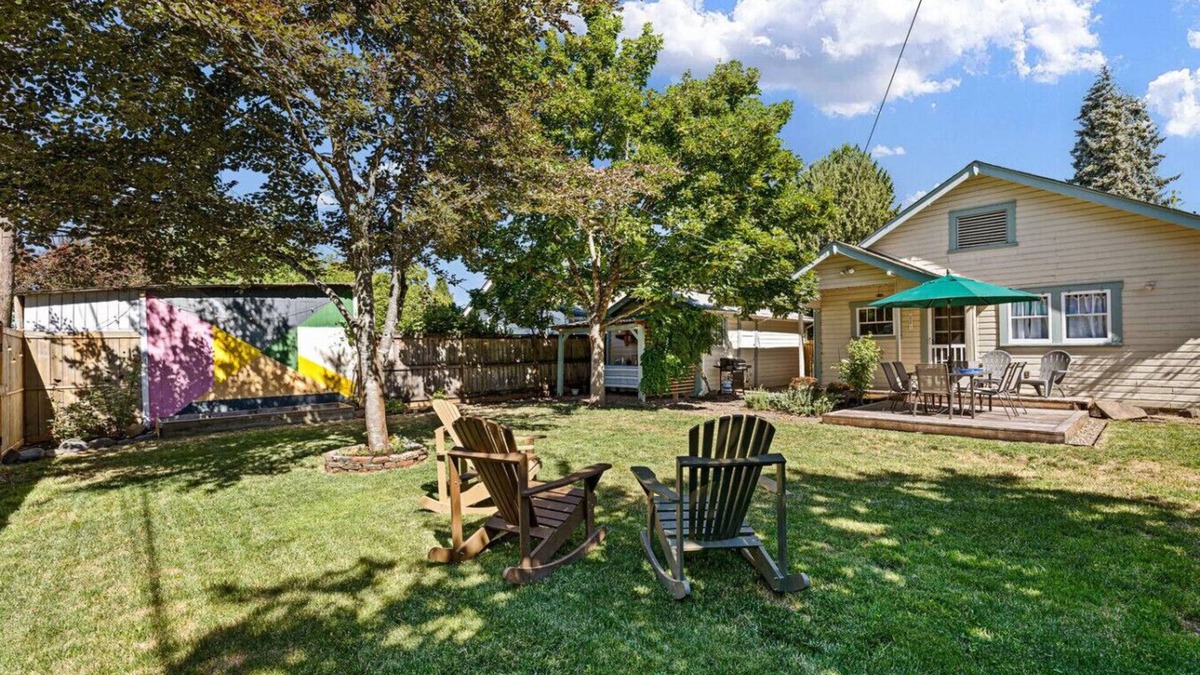 Springfield Apartment | Elizabeth Page House: Close to UO/Downtown Eugene