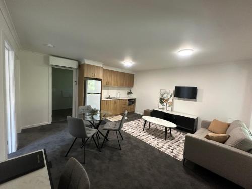 Blackburn North Cabin | Elizabethan Lodge