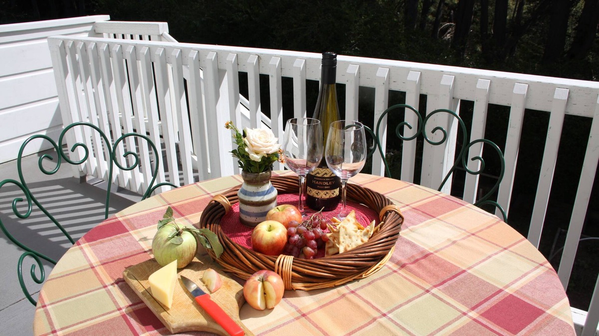 Elk Bed & Breakfast | Elk Cove Inn & Spa Garden View Pet Friendly sleep 2 only