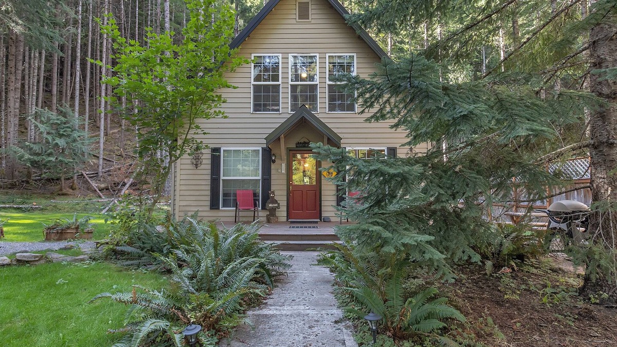 Enumclaw House | Elk Crossing Cozy Cabin at Crystal Mountain by RedAwning