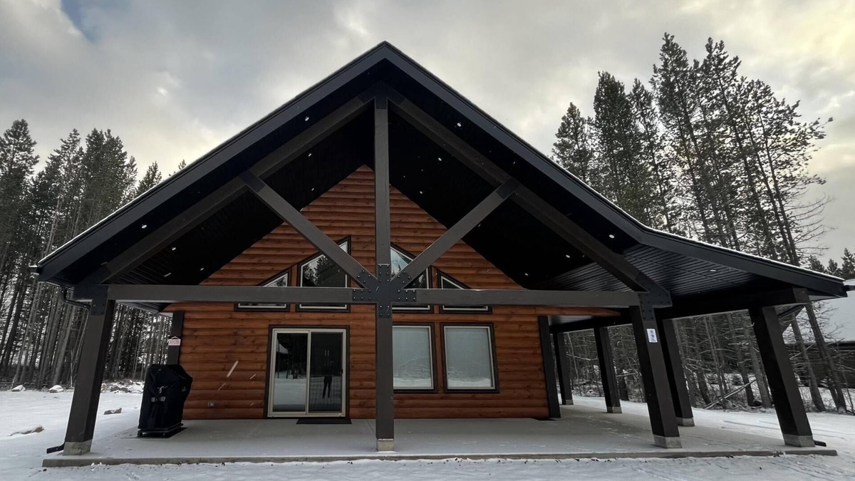 Valemount House | Elk Horn Cabin Rental - Pet Friendly!