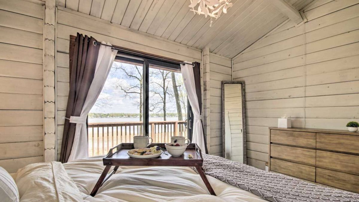 Elkton Cabin | Elk River Cabin - 13 Acres, Water Views, & Hot Tub