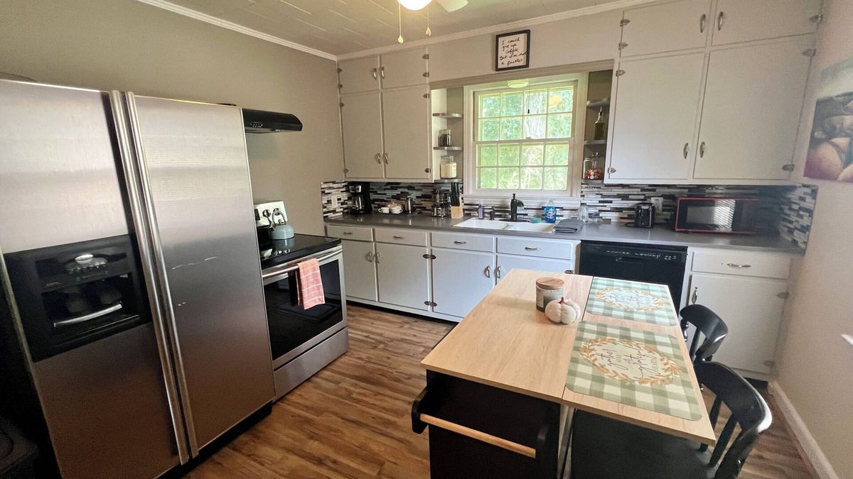 Jonesville Apartment | Elkin Apartment - Walk to Main St. Social District