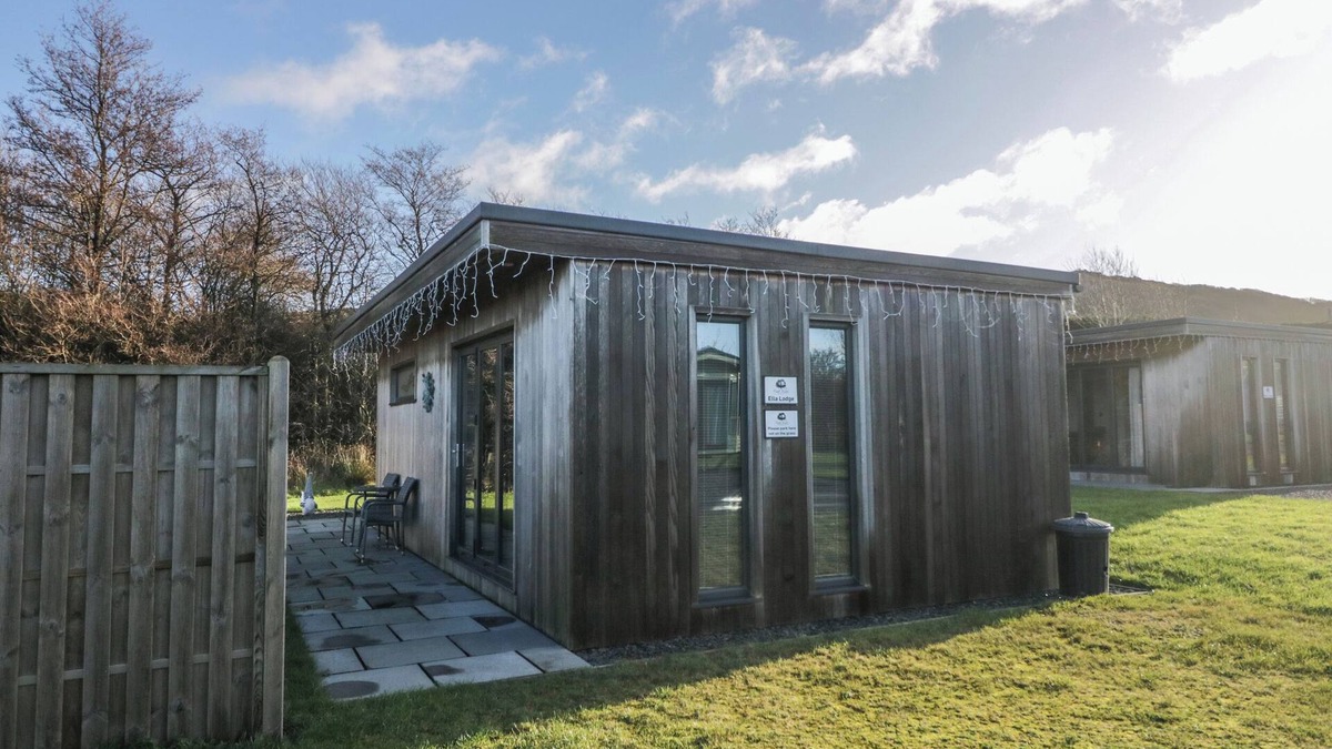Askam and Ireleth Cottage | ELLA, romantic, character holiday cottage in Askam-In-Furness