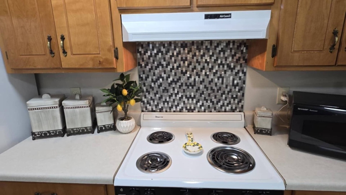 Steens House | Ella's Place is a charming 3-bedroom house with AC, WiFi in East Columbus